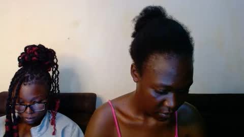 Snapshot of hotnelli chatting on 10.25.25 Rose online show from 10.25.25