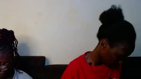 Snapshot of hotnelli chatting on 10.25.25 Rose online show from 10.25.25