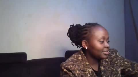 Snapshot of hotnelli chatting on 11.28.25 Rose online show from 11.28.25