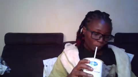 Snapshot of hotnelli chatting on 11.30.25 Rose online show from 11.30.25