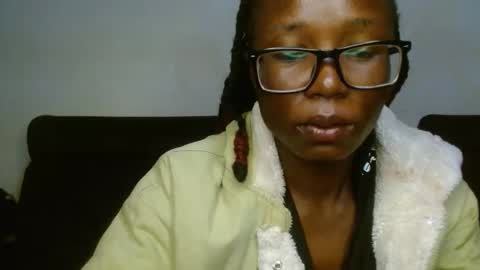 Snapshot of hotnelli chatting on 12.01.25 Rose online show from 12.01.25