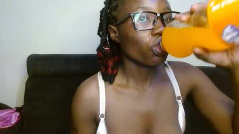 Snapshot of hotnelli chatting on 12.02.25 Rose online show from 12.02.25