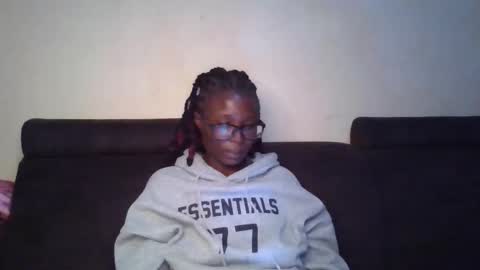 Snapshot of hotnelli chatting on 12.02.25 Rose online show from 12.02.25