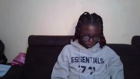 Snapshot of hotnelli chatting on 12.03.25 Rose online show from 12.03.25