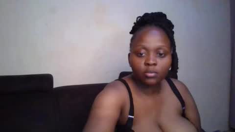 Snapshot of hotnelli chatting on 12.05.25 Rose online show from 12.05.25