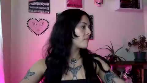 Snapshot of hottietat4u chatting on 11.11.25 Tat online show from 11.11.25