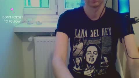 Snapshot of houdenni chatting on 02.04.25 twinkie online show from 02.04.25