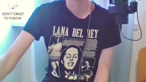 Snapshot of houdenni chatting on 02.09.25 twinkie online show from 02.09.25