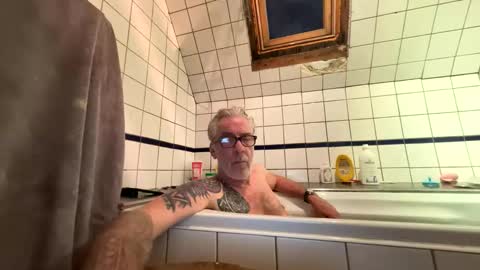 Snapshot of howishot chatting on 03.28.26 Michiel online show from 03.28.26