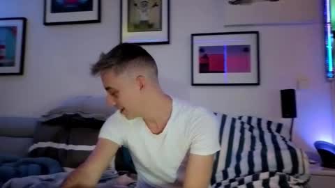 Snapshot of hugolandcam chatting on 01.04.25 Hugo online show from 01.04.25