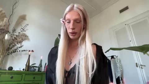 Alice help me reach 100 likes  online show from 05.14.26