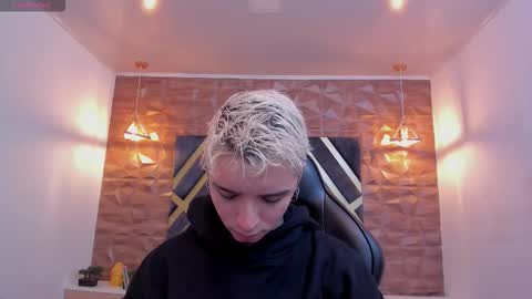 Snapshot of ian_castillo_ chatting on 02.19.26 IAN CASTILLO online show from 02.19.26