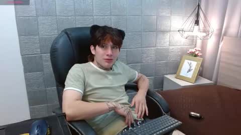 Snapshot of iancute_ chatting on 09.22.25 ian online show from 09.22.25