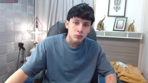 Snapshot of iancute_ chatting on 10.10.25 ian online show from 10.10.25