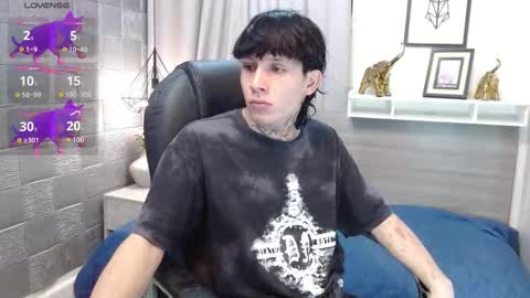 Snapshot of iancute_ chatting on 10.26.25 ian online show from 10.26.25