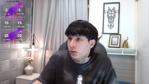 Snapshot of iancute_ chatting on 10.27.25 ian online show from 10.27.25