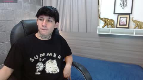 Snapshot of iancute_ chatting on 11.01.25 ian online show from 11.01.25