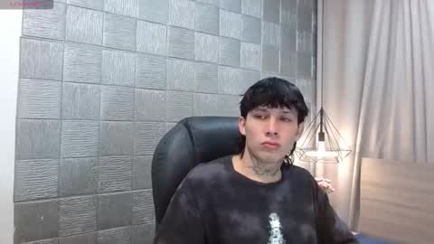 Snapshot of iancute_ chatting on 11.04.25 ian online show from 11.04.25