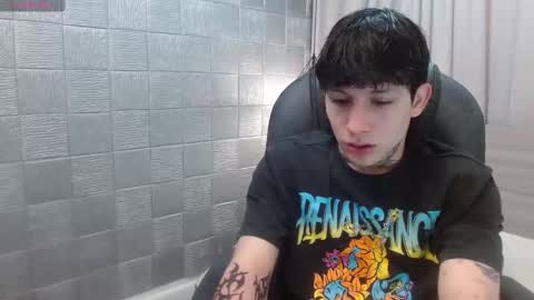 Snapshot of iancute_ chatting on 11.19.25 ian online show from 11.19.25