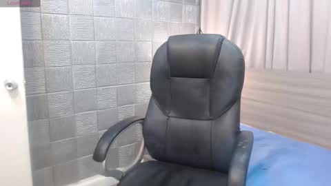 Snapshot of iancute_ chatting on 11.21.25 ian online show from 11.21.25