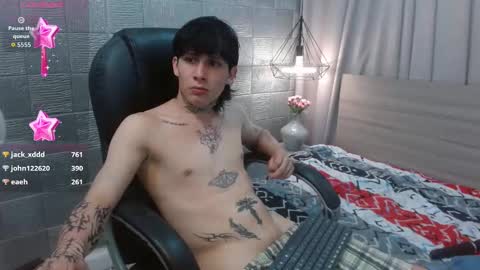 Snapshot of iancute_ chatting on 11.23.25 ian online show from 11.23.25