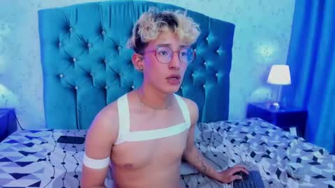 Snapshot of iangel_ chatting on 03.04.25 ian  online show from 03.04.25