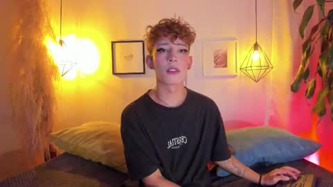 Snapshot of iangel_ chatting on 10.10.25 ian  online show from 10.10.25