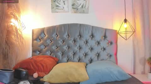 Snapshot of iangel_ chatting on 10.18.25 ian  online show from 10.18.25