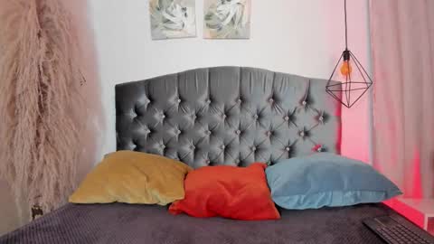 Snapshot of iangel_ chatting on 10.24.25 ian  online show from 10.24.25