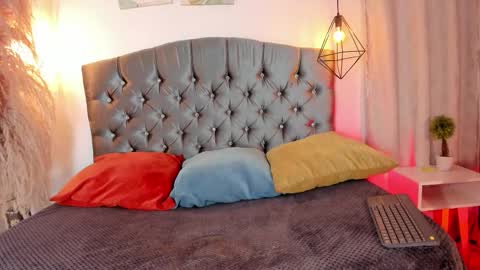 Snapshot of iangel_ chatting on 10.26.25 ian  online show from 10.26.25