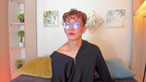 Snapshot of iangel_ chatting on 12.17.25 ian online show from 12.17.25