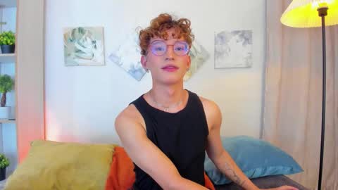 Snapshot of iangel_ chatting on 12.19.25 ian online show from 12.19.25