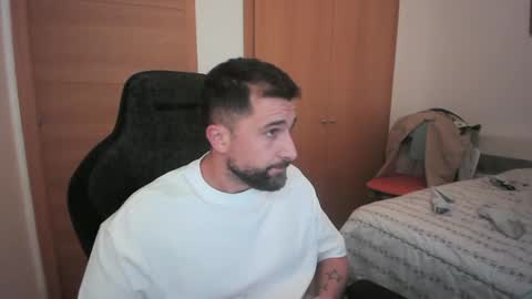 Snapshot of iberian_macho chatting on 10.18.25 iberian_macho online show from 10.18.25