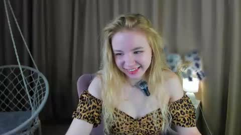 Snapshot of ida_lewiss chatting on 06.26.26 Ida online show from 06.26.26