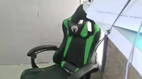 Snapshot of ilove_squirting18 chatting on 10.09.25 KATRINA online show from 10.09.25