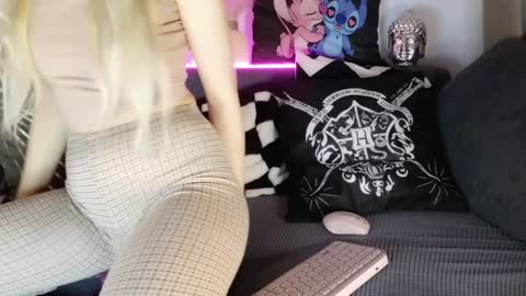 Snapshot of iloveextremestuff chatting on 02.05.25 nicollee online show from 02.05.25