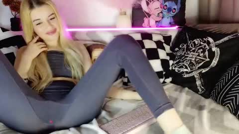 Snapshot of iloveextremestuff chatting on 02.21.25 nicollee online show from 02.21.25