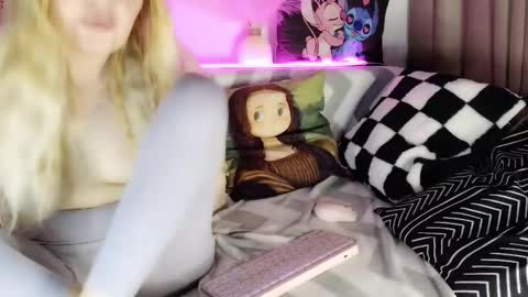 Snapshot of iloveextremestuff chatting on 03.11.25 nicollee online show from 03.11.25