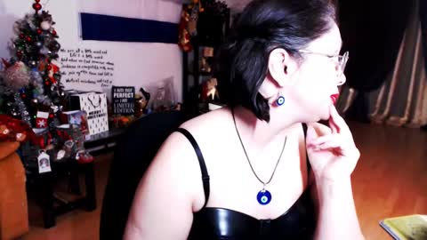 Snapshot of imperatrizasado chatting on 12.13.24 Empress online show from 12.13.24