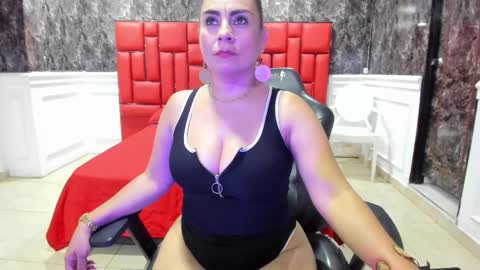 Snapshot of imyourdirtymilf chatting on 10.18.25 Karina online show from 10.18.25