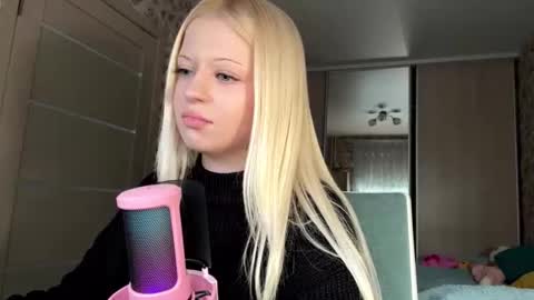 Snapshot of inamillsap chatting on 03.10.26 Lola online show from 03.10.26