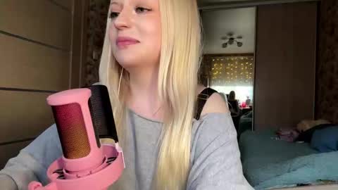 Snapshot of inamillsap chatting on 03.13.26 Lola online show from 03.13.26