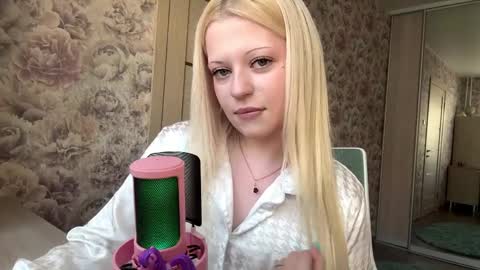 Snapshot of inamillsap chatting on 04.03.26 Lola online show from 04.03.26