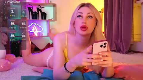 Snapshot of inchcaser chatting on 04.28.26 Dina Help me reach 100 likes online show from 04.28.26