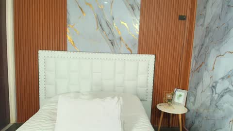 LITTLE AINHOA  online show from 12.18.24