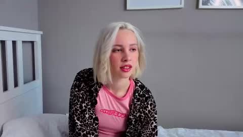 Snapshot of innocent_girll chatting on 03.12.26 Kate online show from 03.12.26