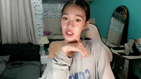 Snapshot of innocent_reign69 chatting on 05.21.26 Reign online show from 05.21.26