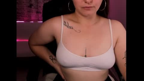 Snapshot of iris_marroquin chatting on 10.27.25 natalia online show from 10.27.25