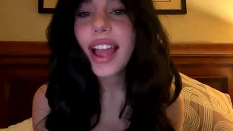Snapshot of irisbabyyyyyyy chatting on 04.19.26 irisbabyyyyyyy online show from 04.19.26