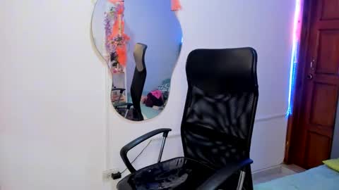 Snapshot of irix_moon chatting on 10.15.25 irix_moon online show from 10.15.25